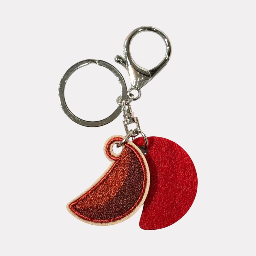 nugenlifestyle 紅色筊杯造型刺繡鑰匙圈，附金屬鑰匙環與掛扣，展現台灣傳統文化風格的隨身裝飾品。