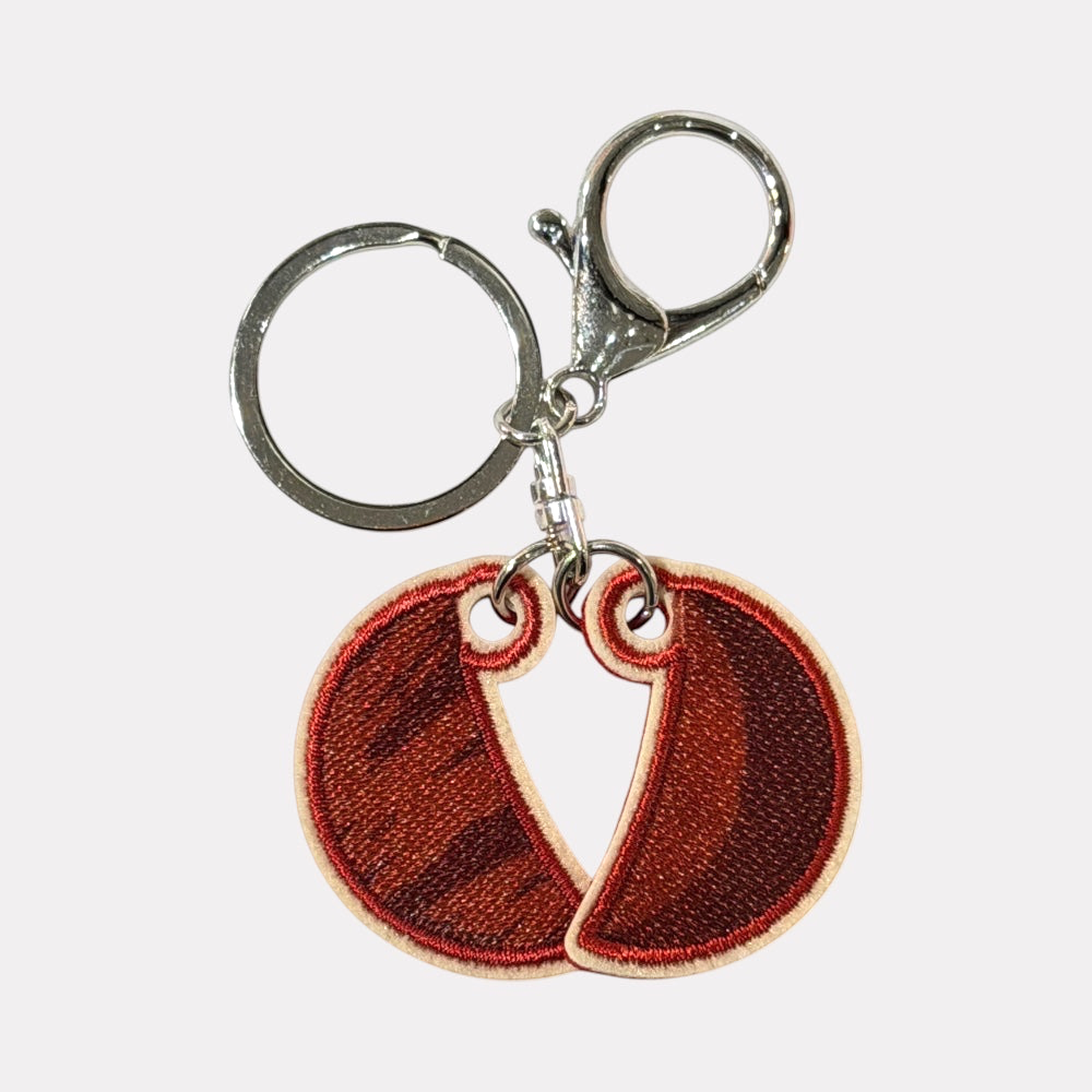 nugenlifestyle 筊杯刺繡鑰匙圈，紅色繡線設計搭配金屬鑰匙環與掛扣，展現台灣傳統文化風格的精緻掛飾。