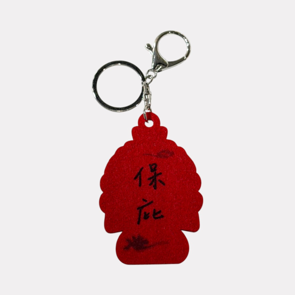 nugenlifestyle 媽祖造型紅色刺繡鑰匙圈，正面繡有黑色保庇字樣，附金屬鑰匙環與掛扣。