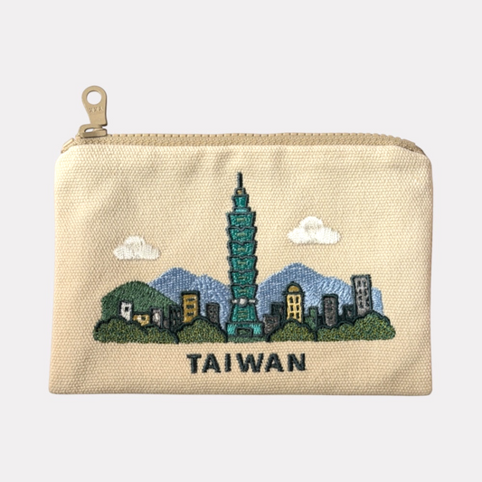 nugenlifestyle 米色棉麻帆布零錢包，正面精緻刺繡台北101地標與TAIWAN字樣，配有YKK金屬拉鍊。